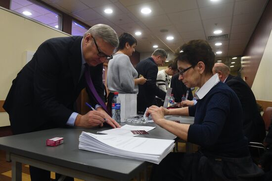 PARNAS party holds convention