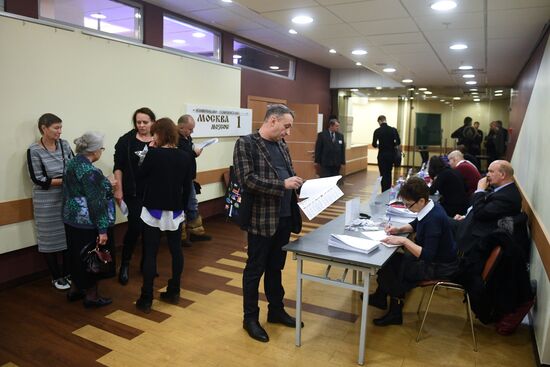 PARNAS party holds convention