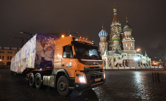New Year fir tree delivered to Kremlin