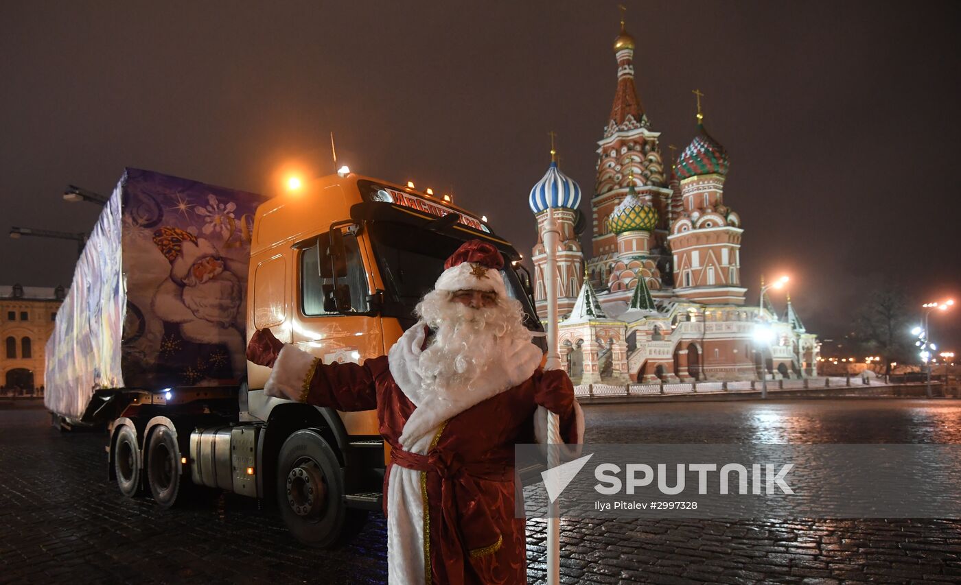 New Year fir tree delivered to Kremlin
