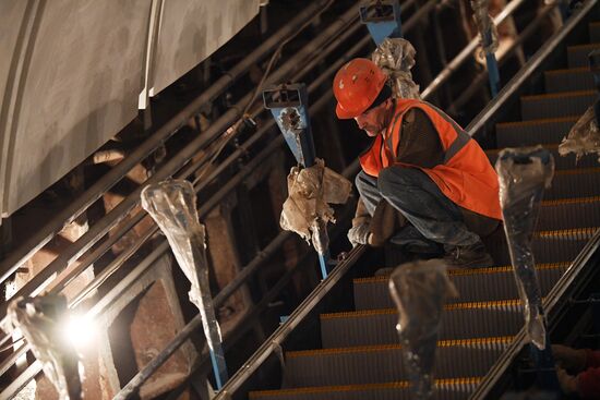 Central section of Moscow Metro Sokolnicheskaya Line under renovation