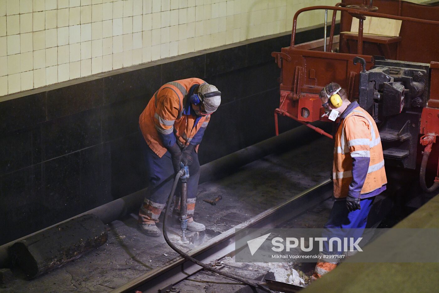 Central section of Moscow Metro Sokolnicheskaya Line under renovation
