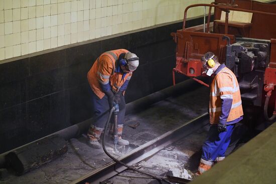 Central section of Moscow Metro Sokolnicheskaya Line under renovation
