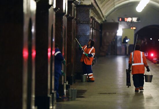 Central section of Moscow Metro Sokolnicheskaya Line under renovation