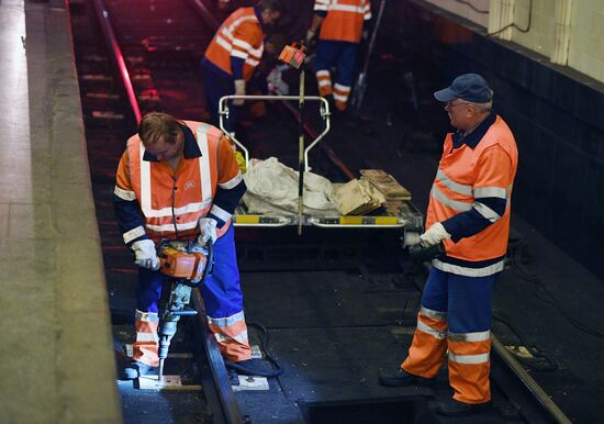 Central section of Moscow Metro Sokolnicheskaya Line under renovation