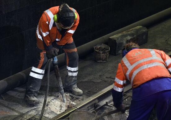 Central section of Moscow Metro Sokolnicheskaya Line under renovation