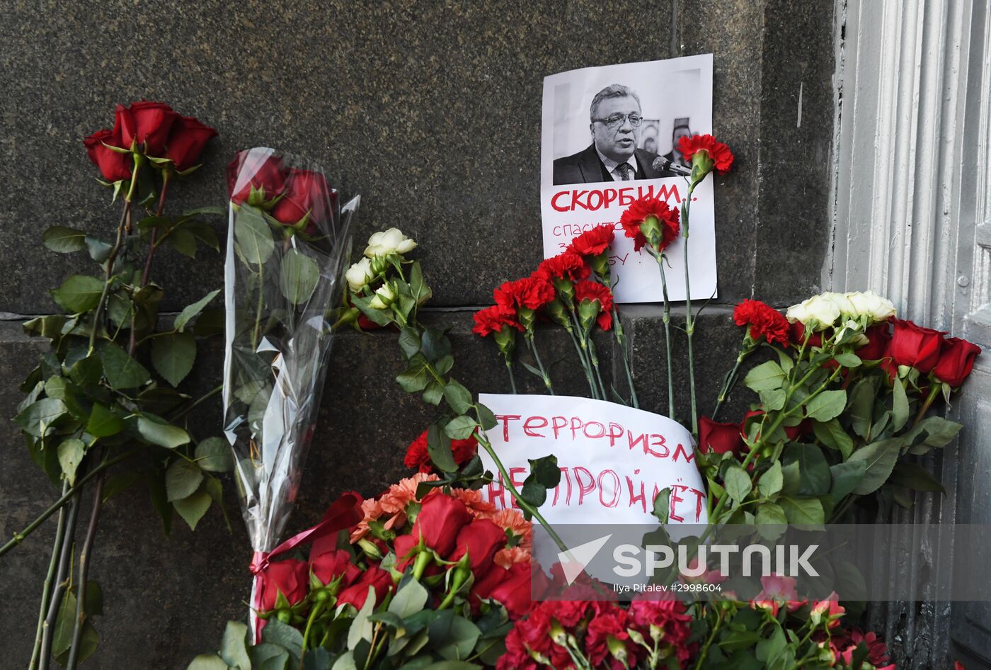 Moscow residents lay flowers near Russian Foreign Ministry in memory of slain Ambassador Karlov