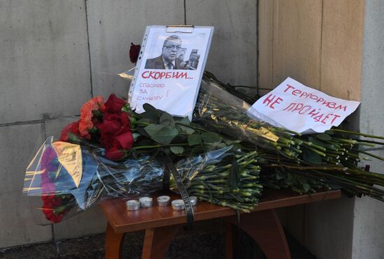 Moscow residents lay flowers near Russian Foreign Ministry in memory of slain Ambassador Karlov