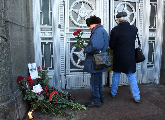 Moscow residents lay flowers near Russian Foreign Ministry in memory of slain Ambassador Karlov