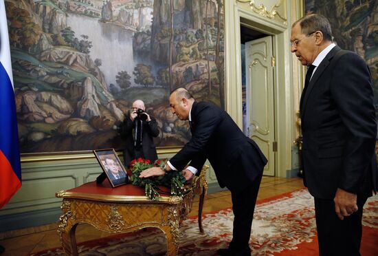 Sergei Lavrov, Mevlut Cavusoglu lay flowers in memory of slain Ambassador Andrei Karlov