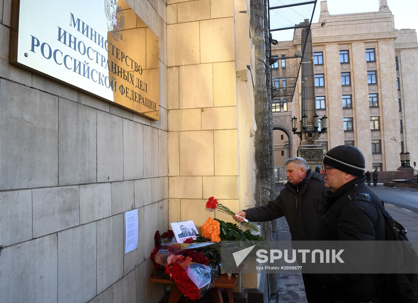 Moscow residents bring flowers to Russian Foreign Ministry in memory of ambassador Andrei Karlov