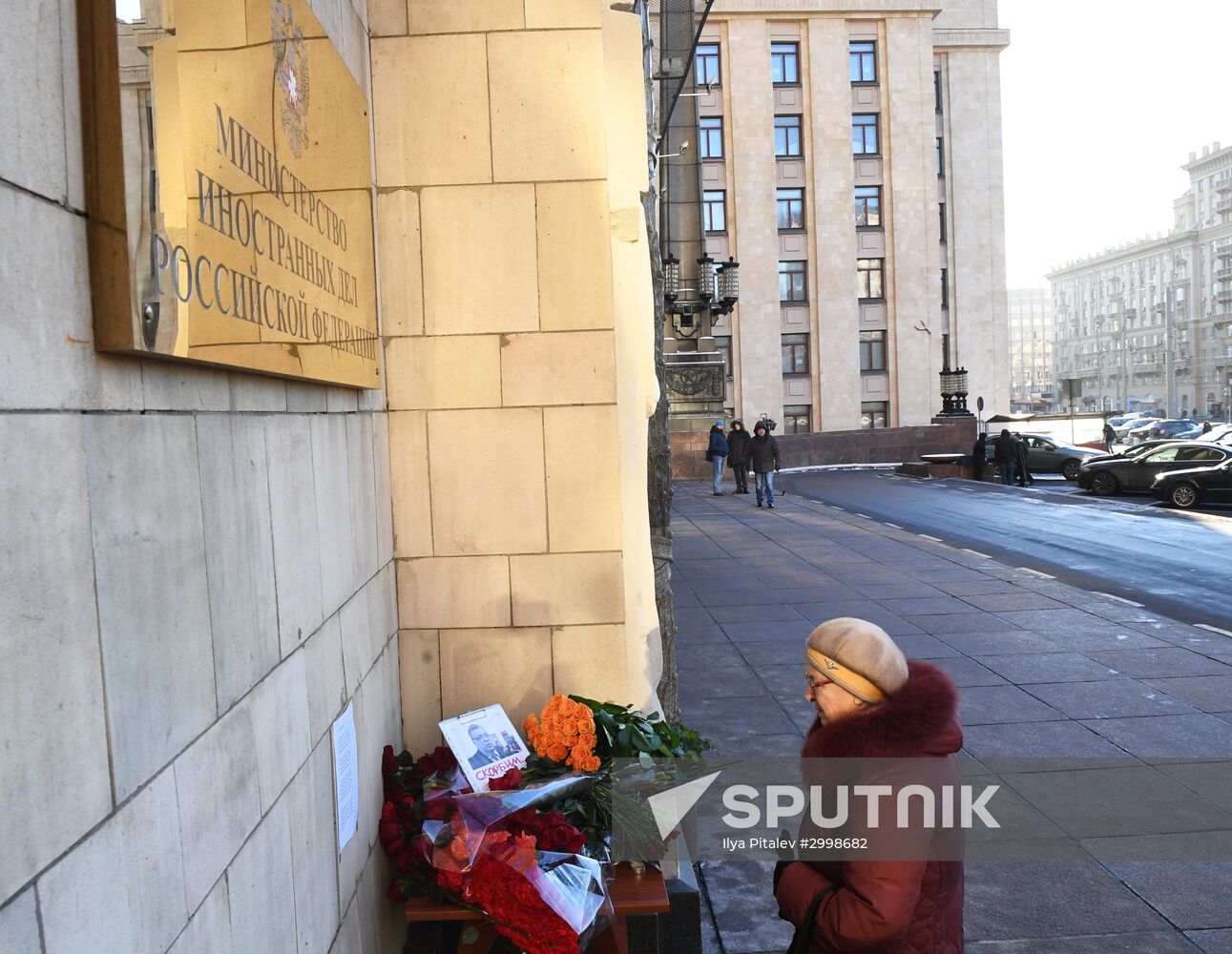 Moscow residents bring flowers to Russian Foreign Ministry in memory of ambassador Andrei Karlov