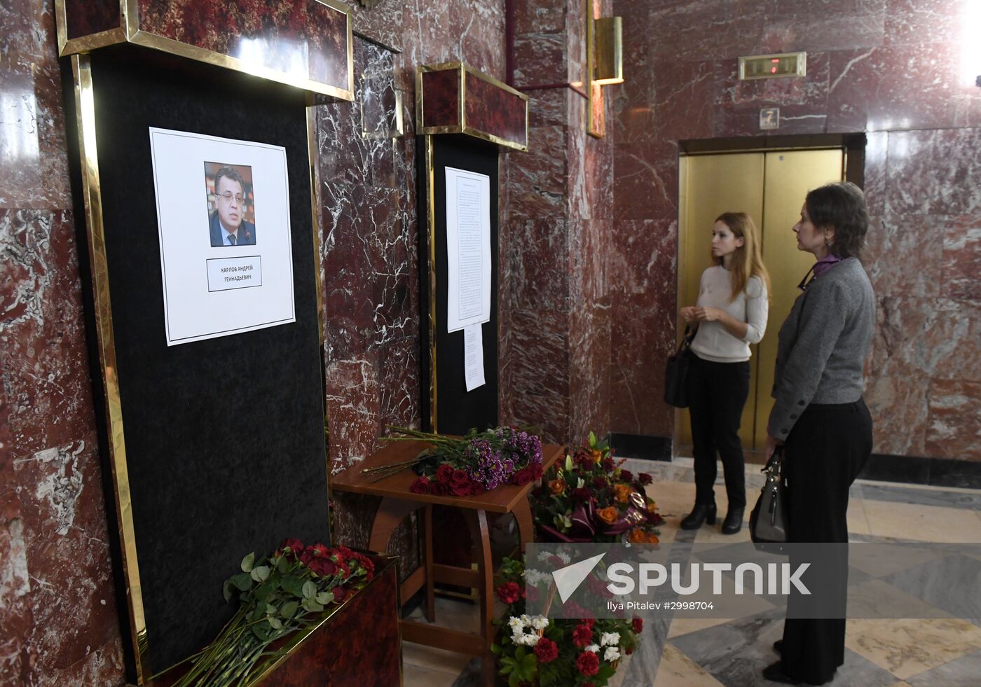 Moscow residents bring flowers to Russian Foreign Ministry in memory of slain Ambassador Karlov