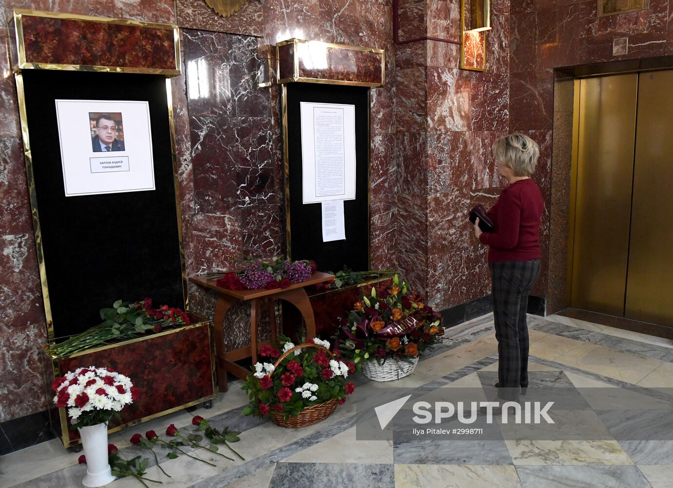 Moscow residents bring flowers to Russian Foreign Ministry in memory of slain Ambassador Karlov