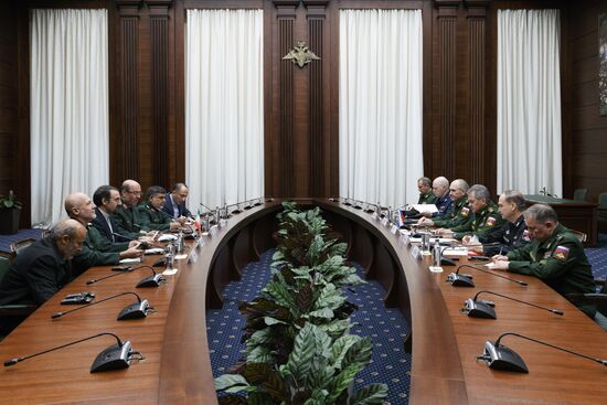 Sergei Shoigu meets with Iranian Defense Minister Hossein Dehghan