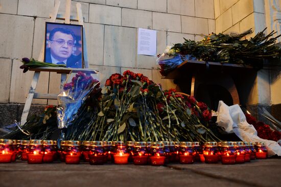 Moscow residents lay flowers near Russian Foreign Ministry in memory of ambassador Karlov