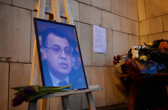 Moscow residents lay flowers near Russian Foreign Ministry in memory of ambassador Karlov