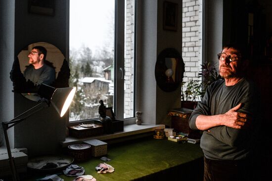 Manufacturing mirrors in Veliky Novgorod