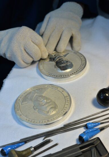 Production of commemorative coins depicting Vladimir Putin and Sergei Shoigu in Zlatoust