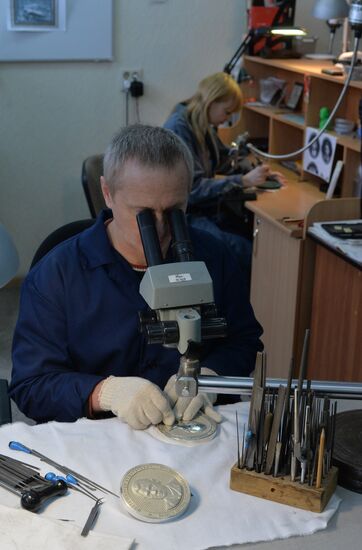 Production of commemorative coins depicting Vladimir Putin and Sergei Shoigu in Zlatoust
