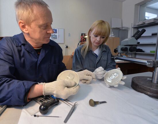 Production of commemorative coins depicting Vladimir Putin and Sergei Shoigu in Zlatoust