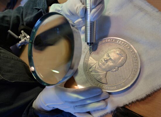 Production of commemorative coins depicting Vladimir Putin and Sergei Shoigu in Zlatoust