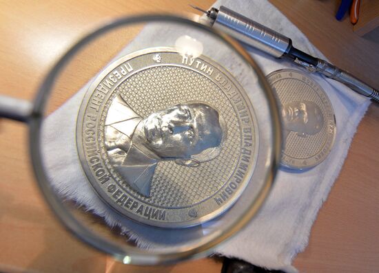 Production of commemorative coins depicting Vladimir Putin and Sergei Shoigu in Zlatoust