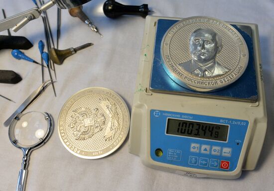 Production of commemorative coins depicting Vladimir Putin and Sergei Shoigu in Zlatoust