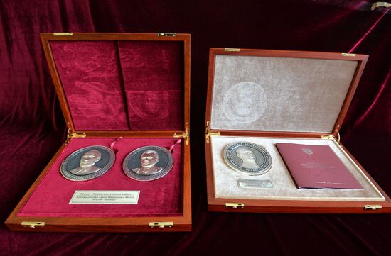 Production of commemorative coins depicting Vladimir Putin and Sergei Shoigu in Zlatoust