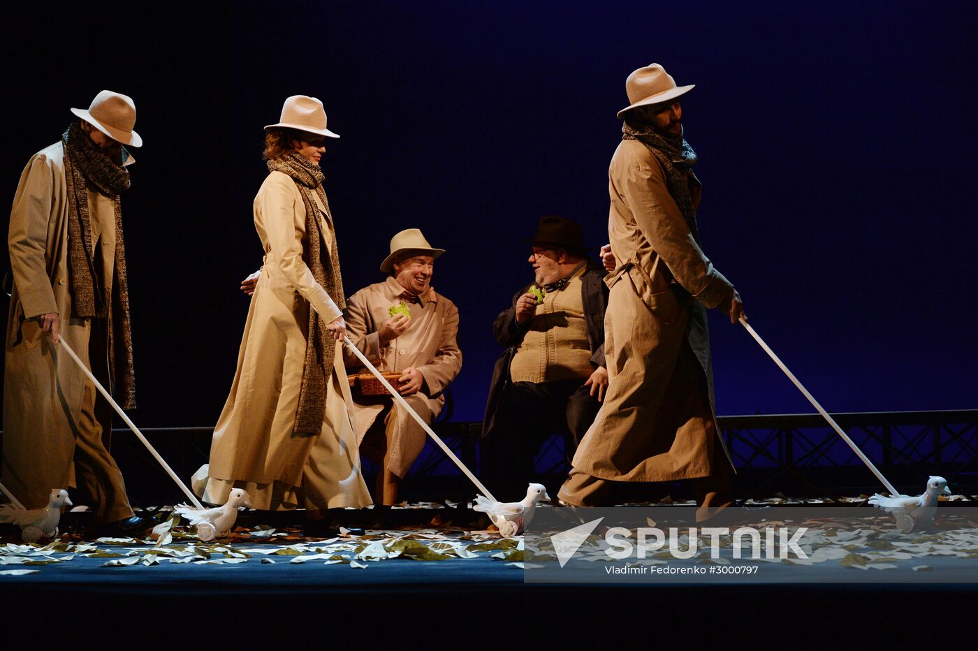 "Here we come, we are leaving" play premiere