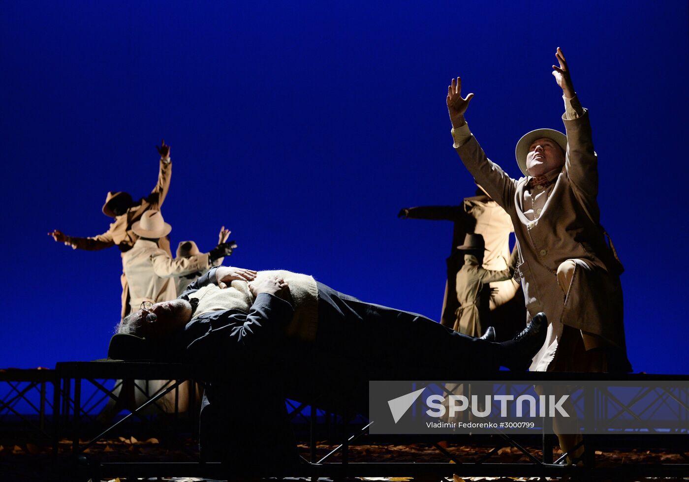 "Here we come, we are leaving" play premiere