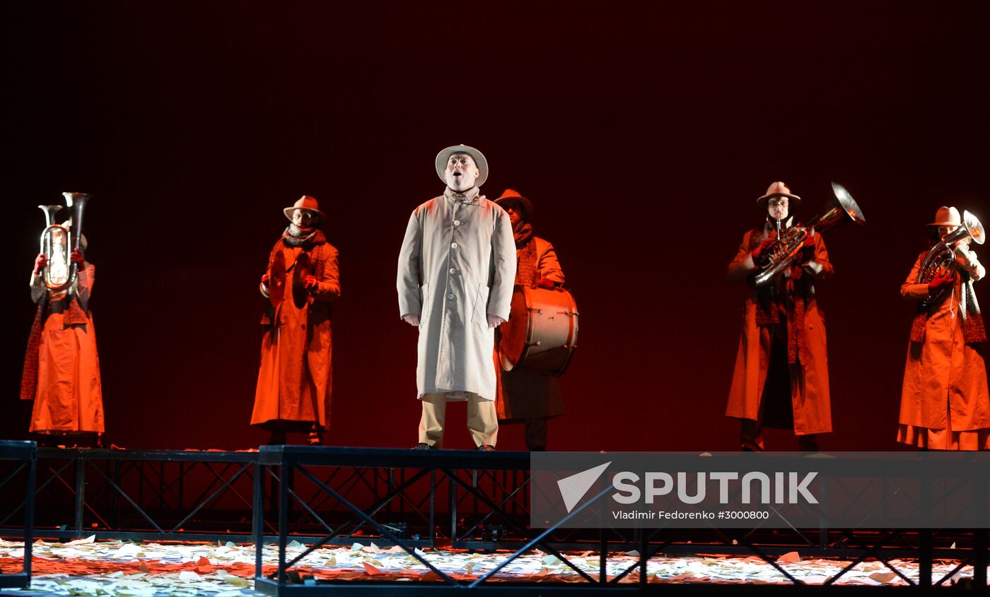"Here we come, we are leaving" play premiere