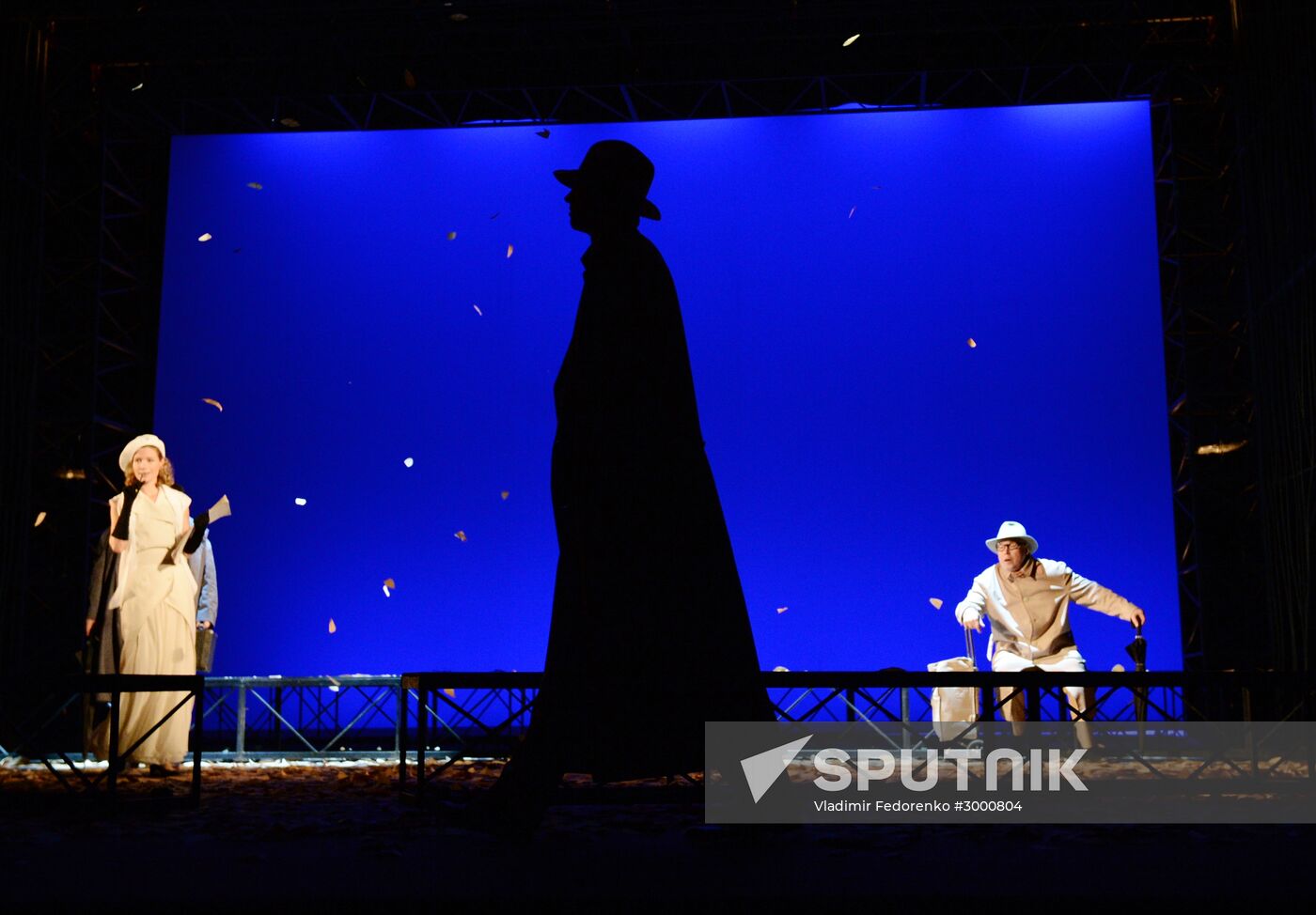 "Here we come, we are leaving" play premiere