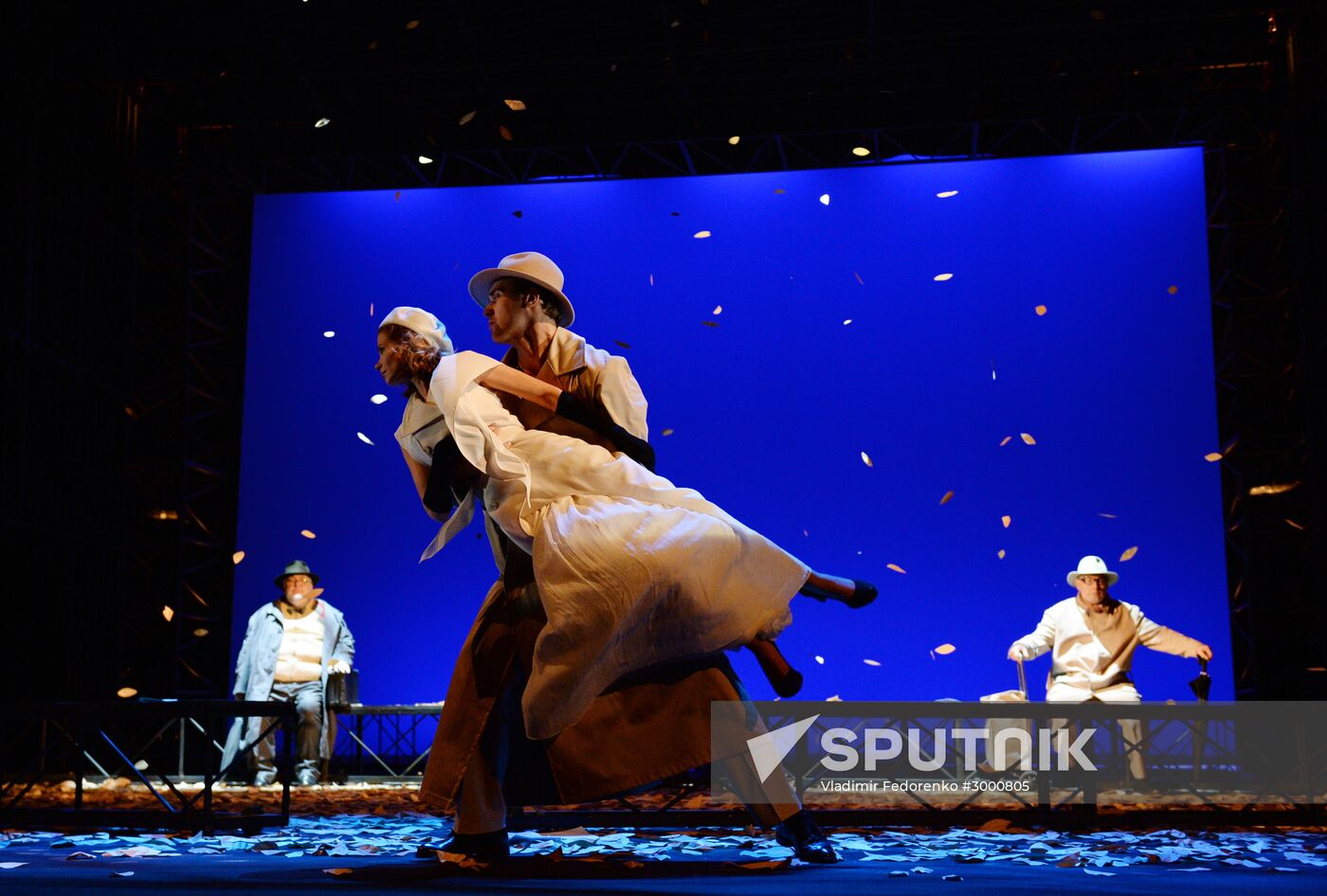 "Here we come, we are leaving" play premiere