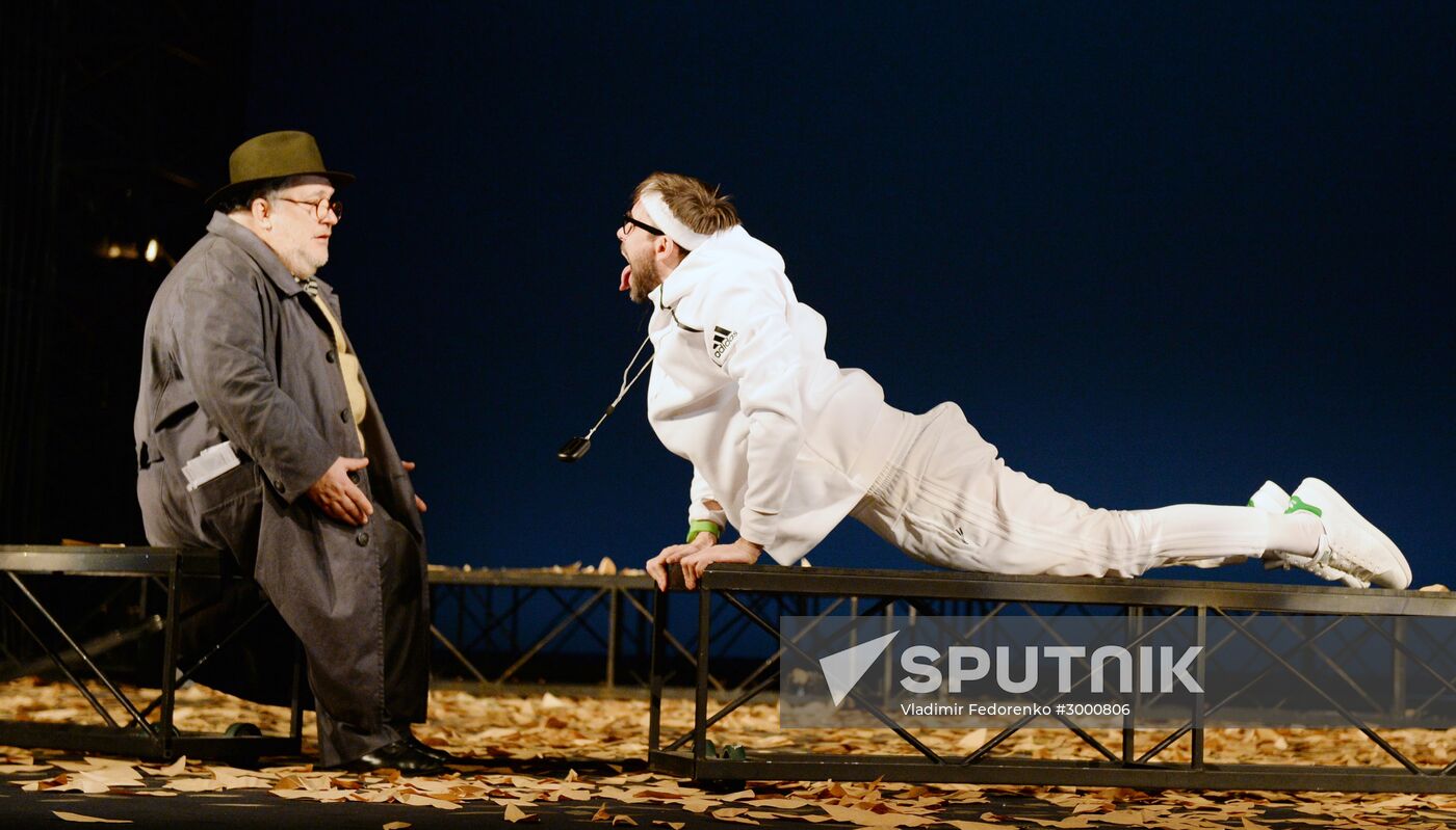 "Here we come, we are leaving" play premiere