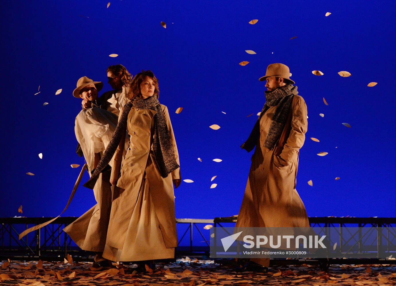 "Here we come, we are leaving" play premiere