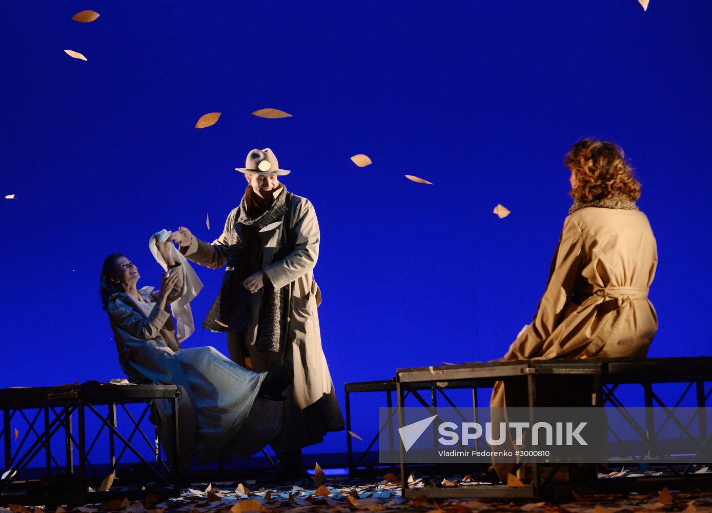 "Here we come, we are leaving" play premiere