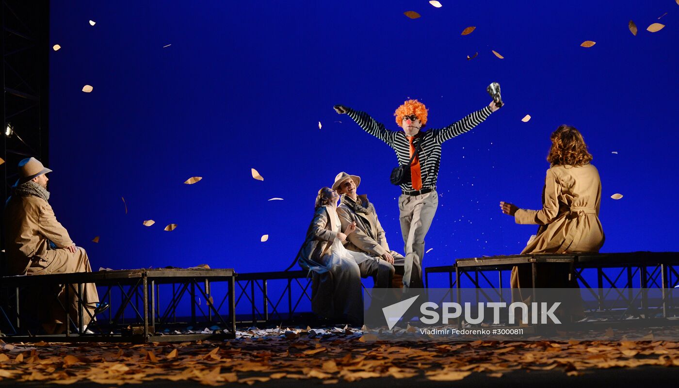 "Here we come, we are leaving" play premiere