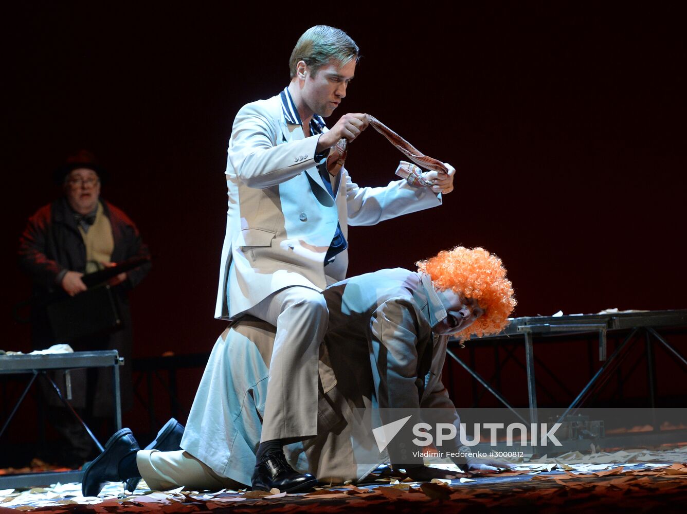 "Here we come, we are leaving" play premiere