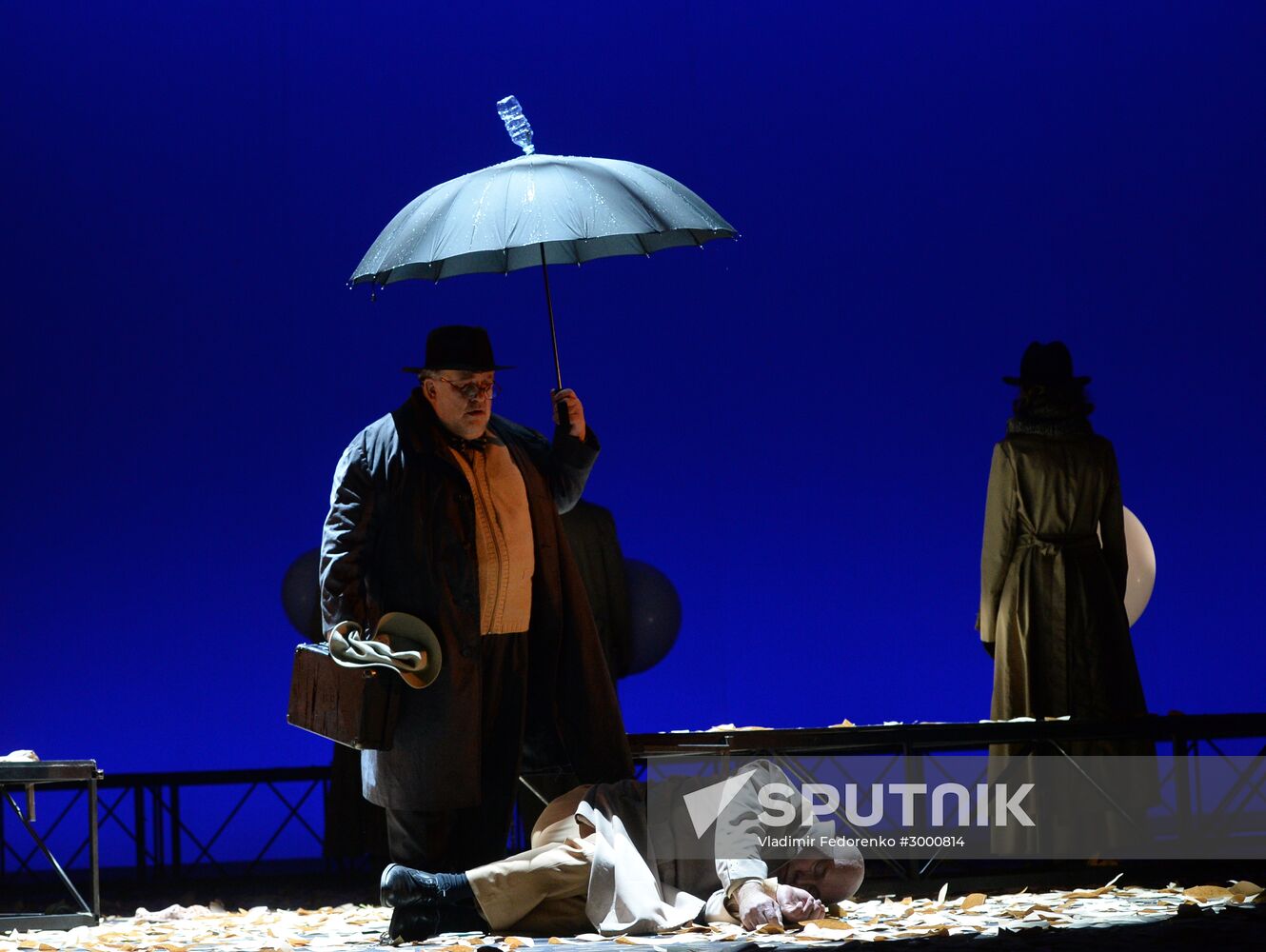 "Here we come, we are leaving" play premiere