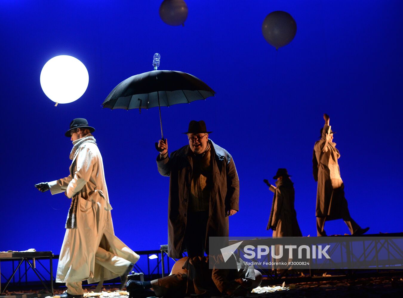 "Here we come, we are leaving" play premiere