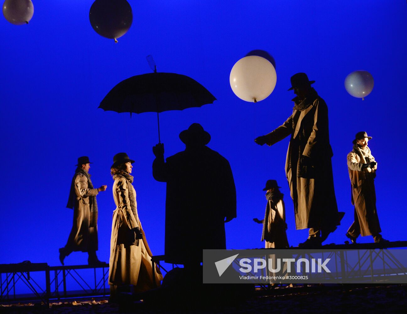 "Here we come, we are leaving" play premiere