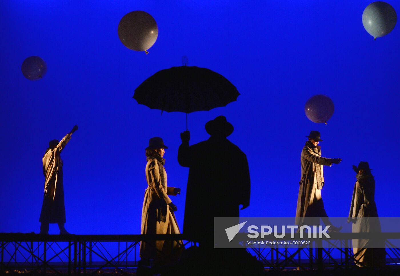 "Here we come, we are leaving" play premiere