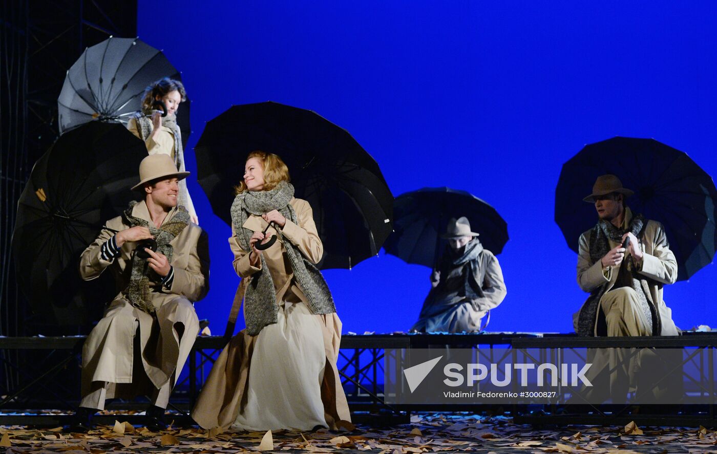 "Here we come, we are leaving" play premiere