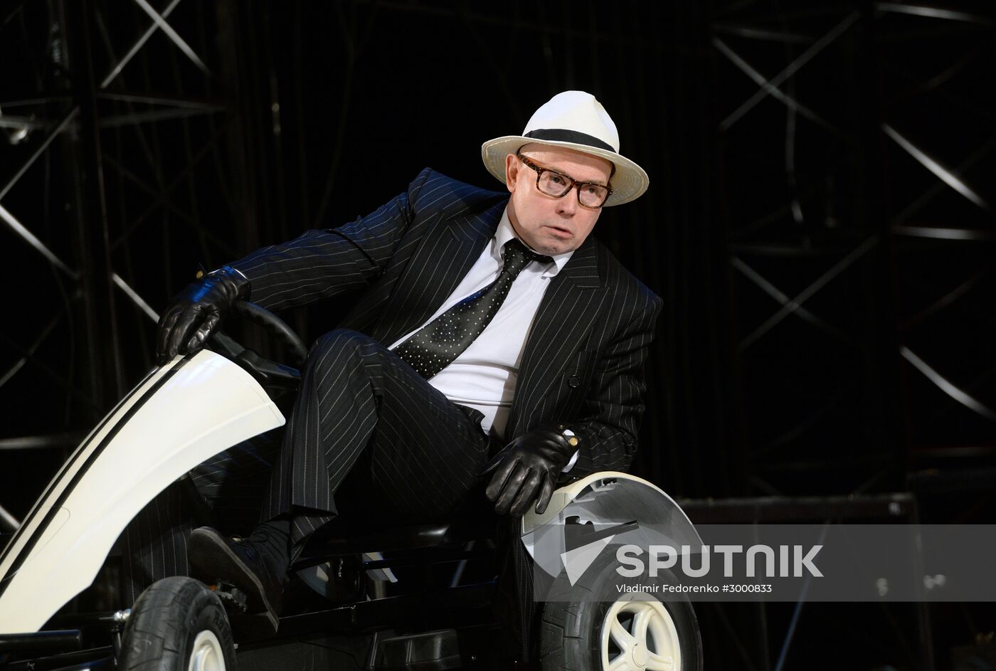 "Here we come, we are leaving" play premiere