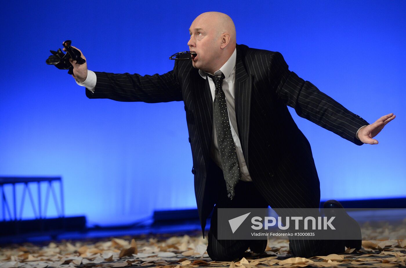 "Here we come, we are leaving" play premiere