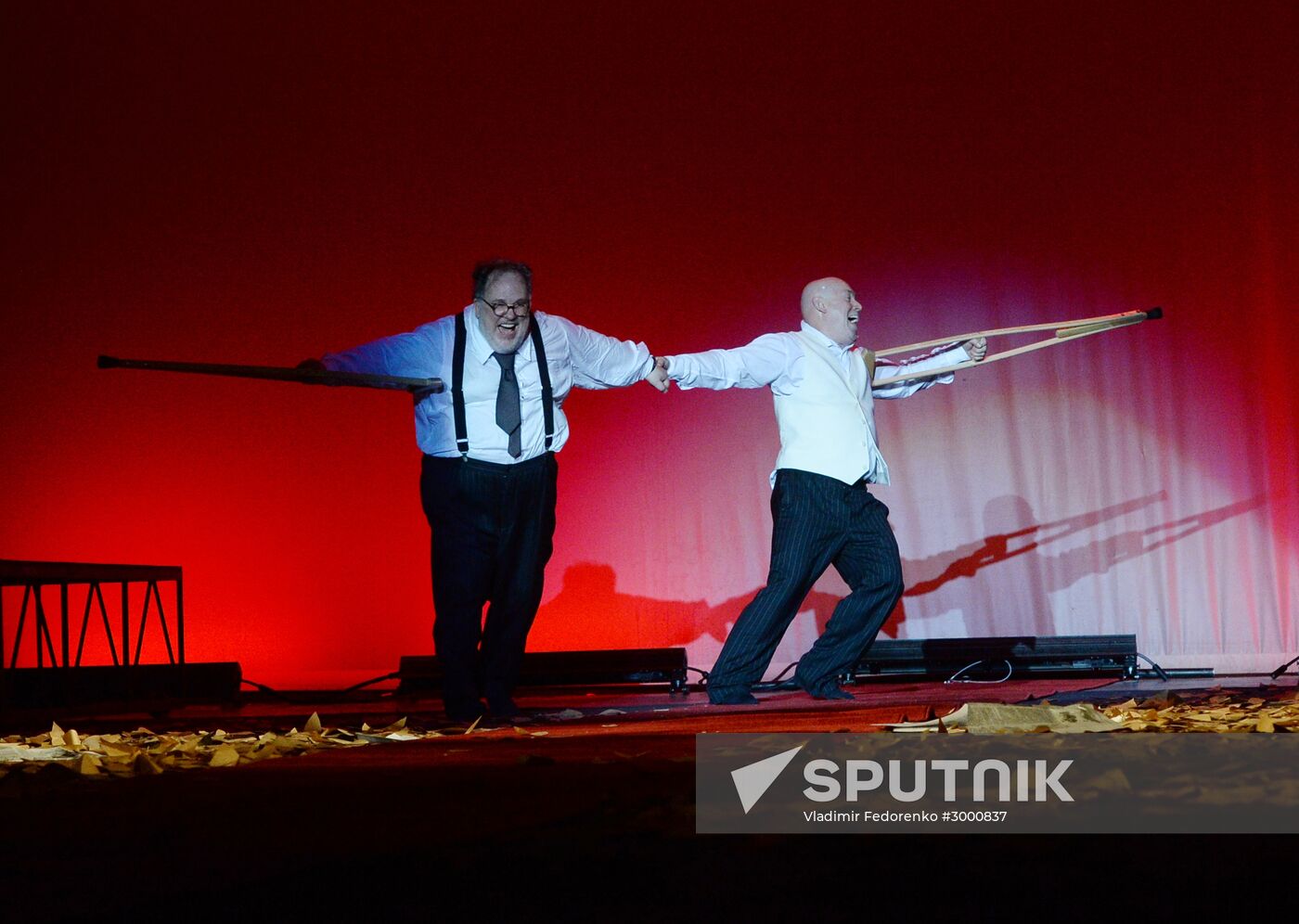 "Here we come, we are leaving" play premiere