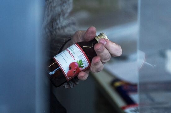 Police raids places of Boyaryshnik lotion sale in Omsk