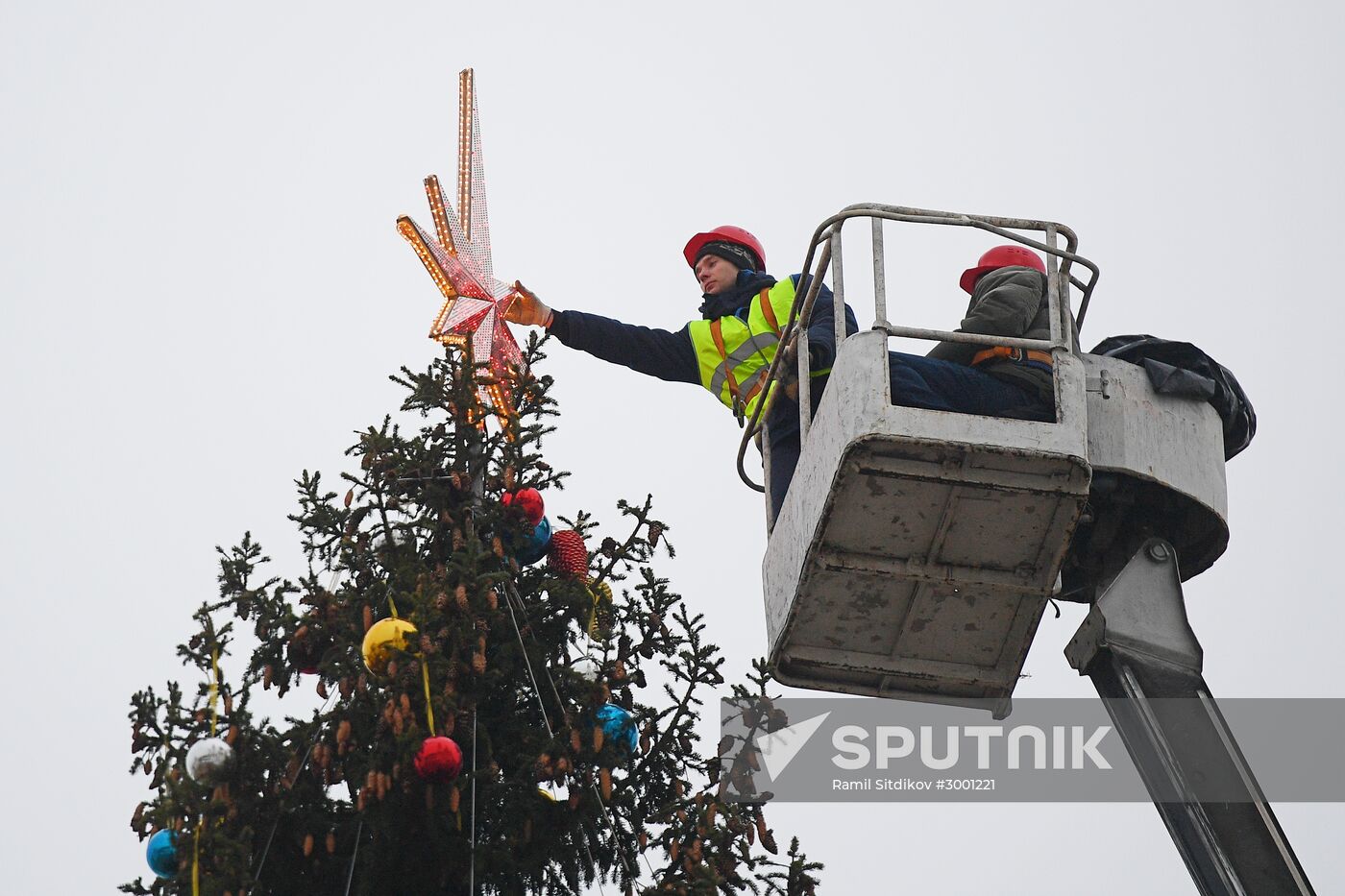 Decoration of the Christmas Tree in the Moscow Kremlin's Cathedral Square