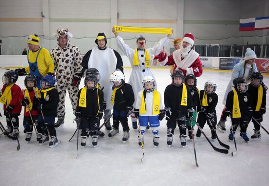 South Penguins face off Father Frost team in an ice hockey game